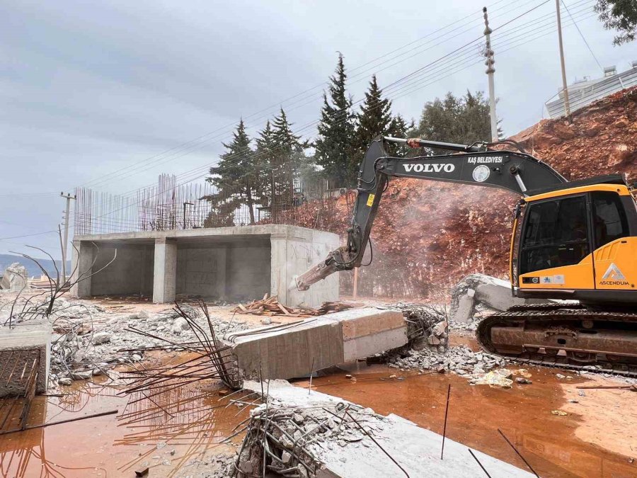 Kaş’ta Kaçak Yapı Belediye Ekipleri Tarafından Yıkıldı