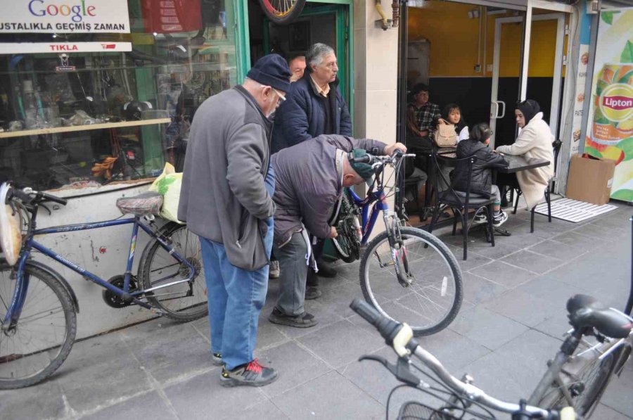 Bodrumdaki Bisikletler Çıkarıldı, Tamircilerin İşleri Arttı