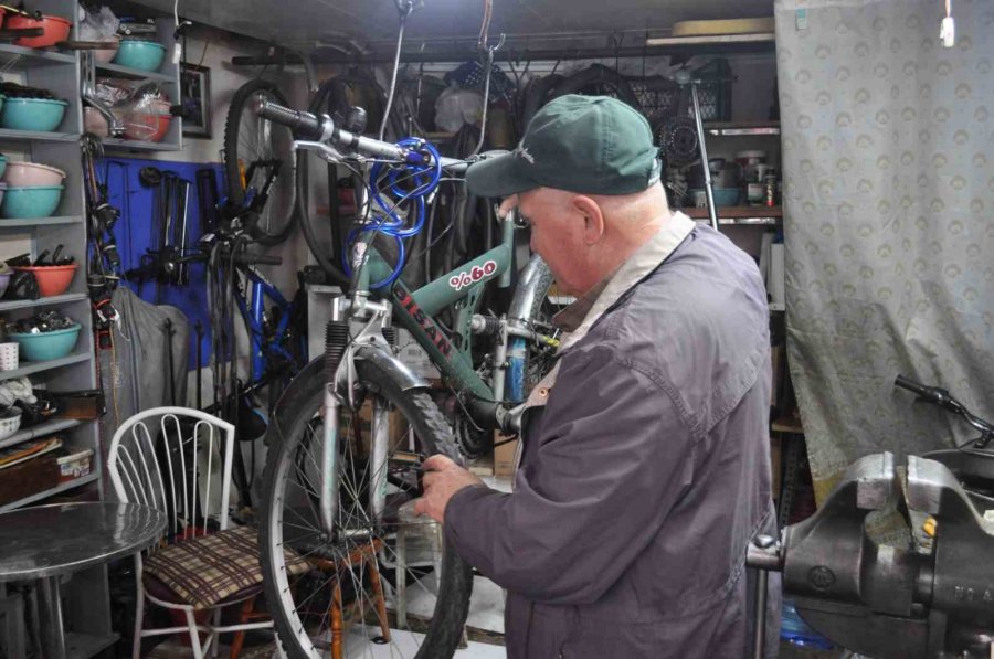 Bodrumdaki Bisikletler Çıkarıldı, Tamircilerin İşleri Arttı