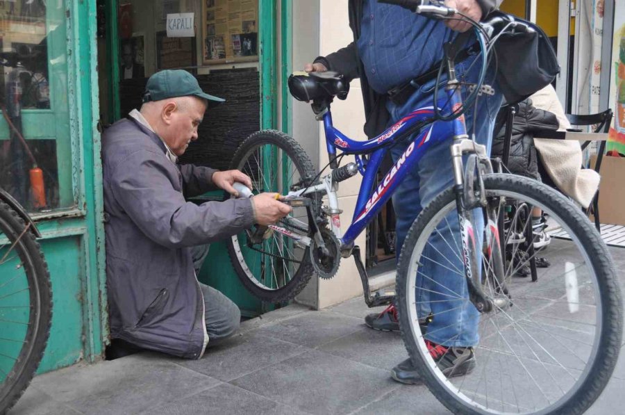 Bodrumdaki Bisikletler Çıkarıldı, Tamircilerin İşleri Arttı
