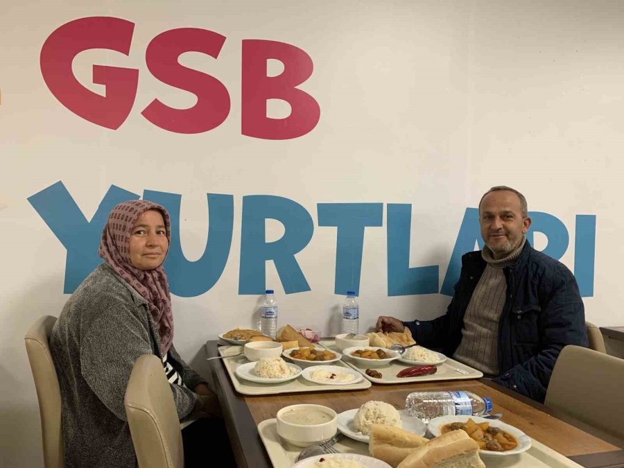 Depremzedeler Memleketlerinden Uzakta İlk İftarlarını Yaptı