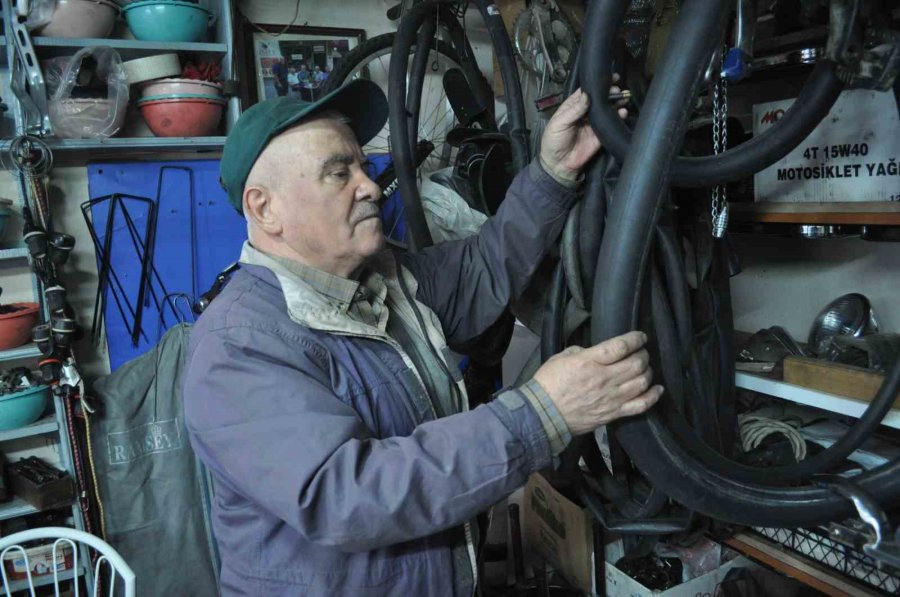 Bodrumdaki Bisikletler Çıkarıldı, Tamircilerin İşleri Arttı