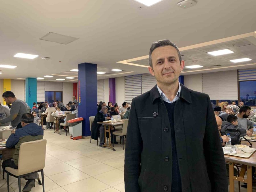 Depremzedeler Memleketlerinden Uzakta İlk İftarlarını Yaptı