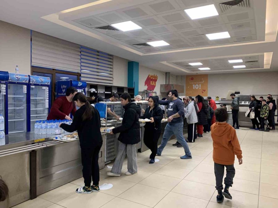 Depremzedeler Memleketlerinden Uzakta İlk İftarlarını Yaptı