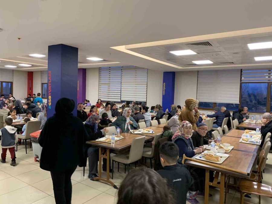 Depremzedeler Memleketlerinden Uzakta İlk İftarlarını Yaptı