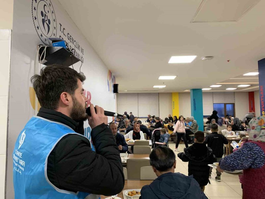 Depremzedeler Memleketlerinden Uzakta İlk İftarlarını Yaptı