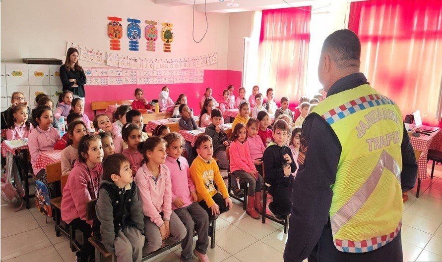Jandarmadan Öğrenci Ve Öğretmenlere Trafik Eğitimi