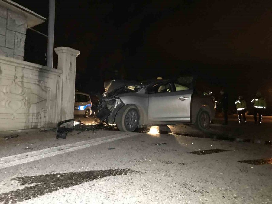 Kontrolden Çıkıp Duvara Çarpan Otomobilin Sürücüsü Hayatını Kaybetti