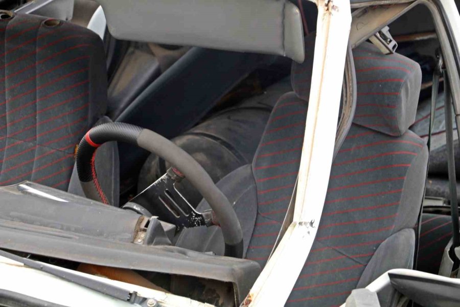 Antalya’da Lpg Yakıt Tankını Ön Koltuğa Kadar Getiren Kaza: 3 Yaralı