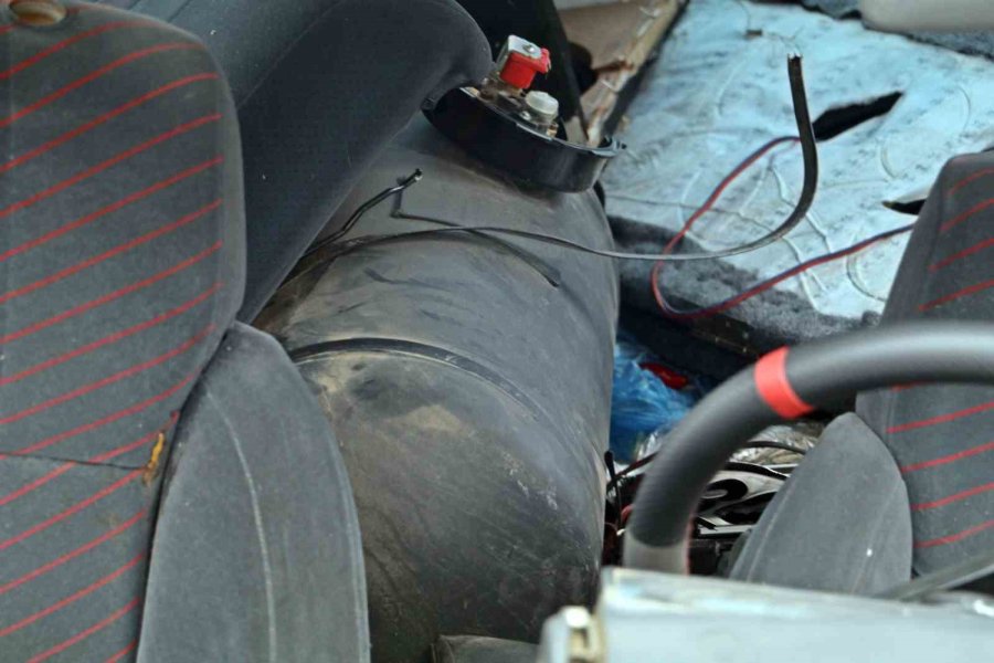 Antalya’da Lpg Yakıt Tankını Ön Koltuğa Kadar Getiren Kaza: 3 Yaralı