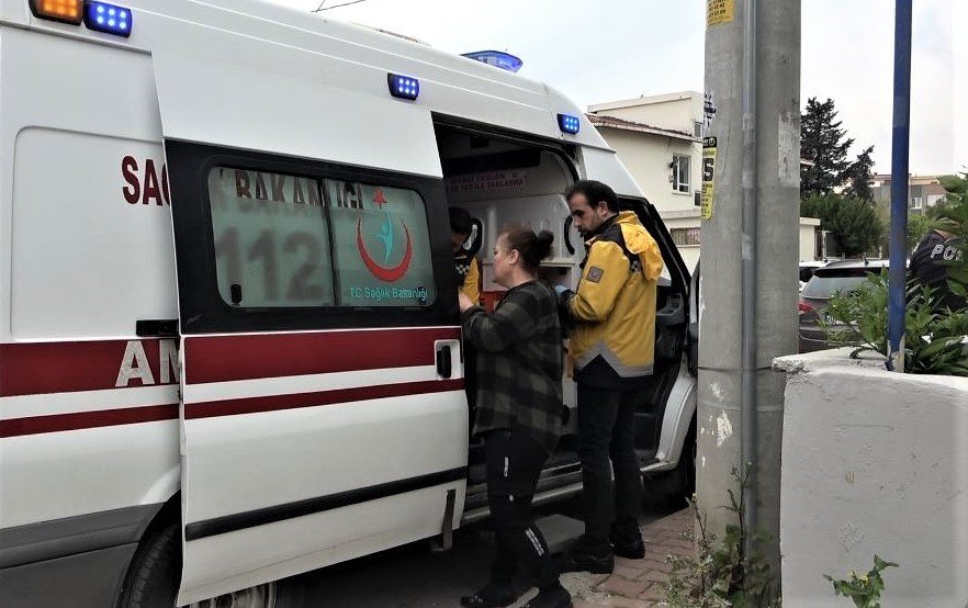 Parkta Bıçaklandı, Annesine Sığındı