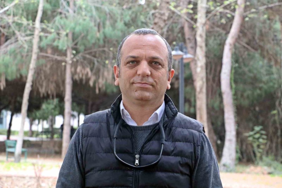 Evinin Bahçesindeki Tırtılları Süpürdü, Hastanelik Oldu