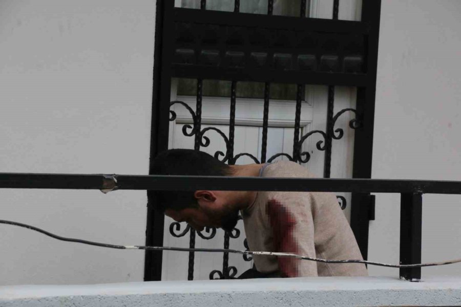 Parkta Bıçaklandı, Annesine Sığındı