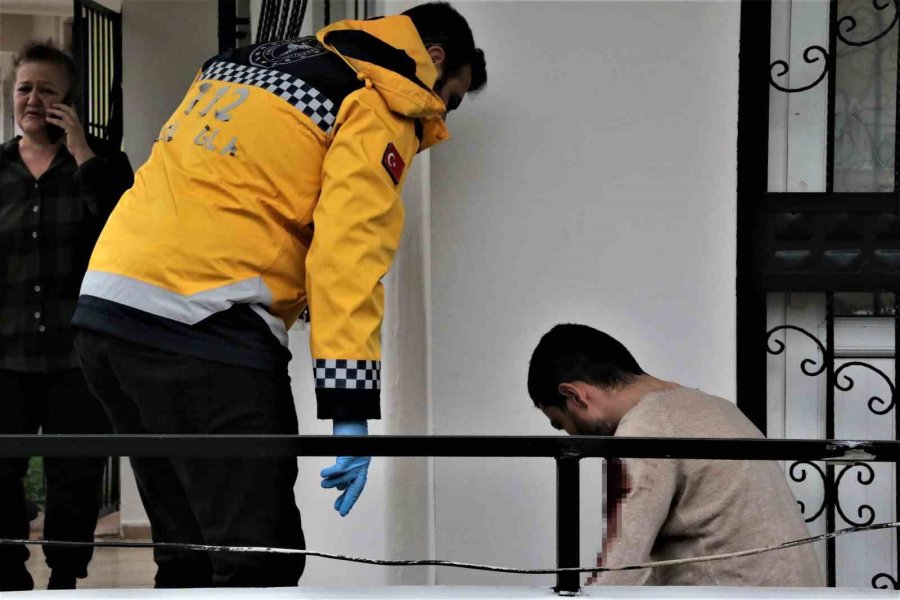 Parkta Bıçaklandı, Annesine Sığındı