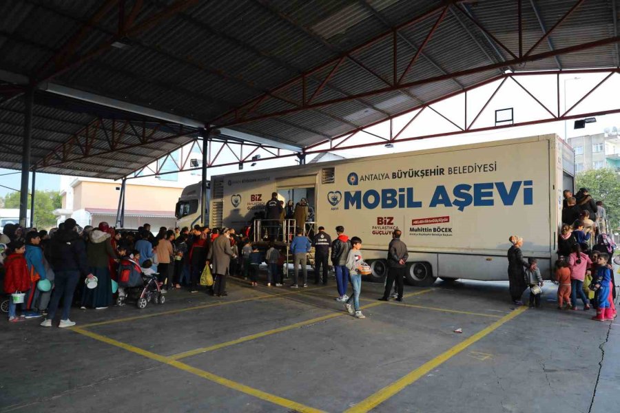 Büyükşehir Belediyesi Kepez’de Sıcak Yemek Dağıtıyor