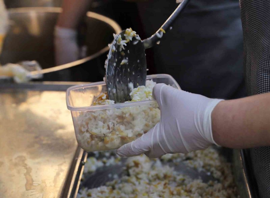 Büyükşehir Belediyesi Kepez’de Sıcak Yemek Dağıtıyor