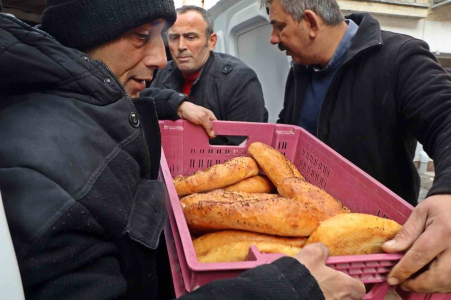 Antalya’da ‘gizli Hayırlı’ Pide Kuyruğu