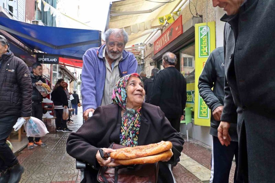 Antalya’da ‘gizli Hayırlı’ Pide Kuyruğu