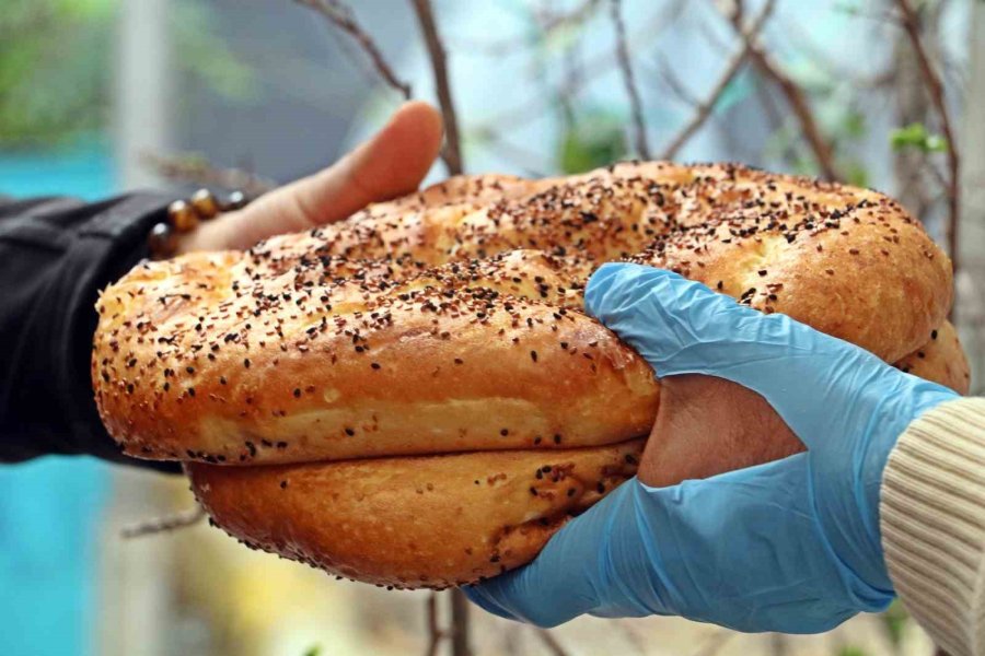 Antalya’da ‘gizli Hayırlı’ Pide Kuyruğu