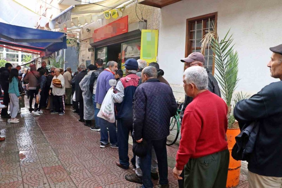 Antalya’da ‘gizli Hayırlı’ Pide Kuyruğu