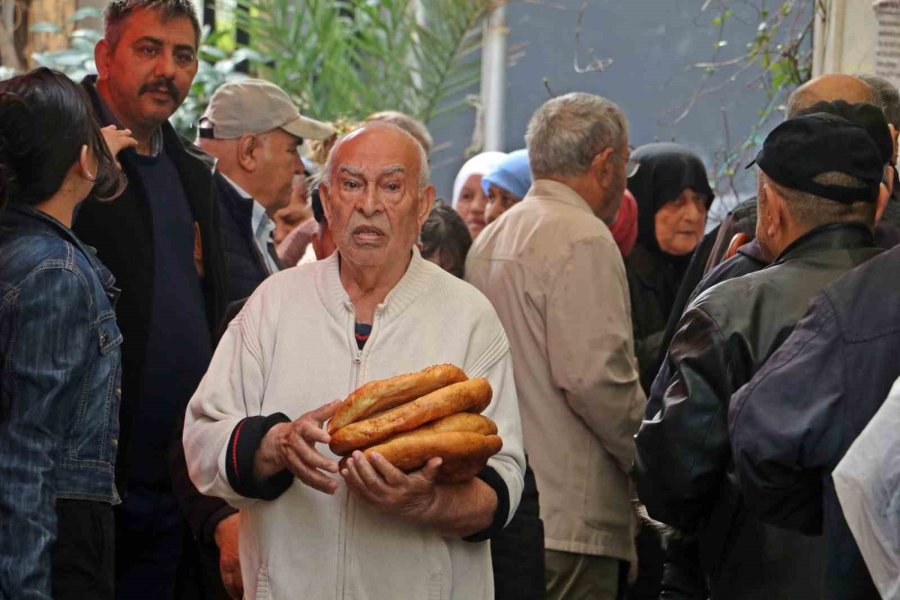 Antalya’da ‘gizli Hayırlı’ Pide Kuyruğu