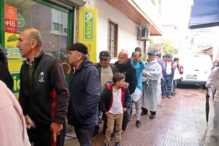 Antalya’da ‘gizli Hayırlı’ Pide Kuyruğu
