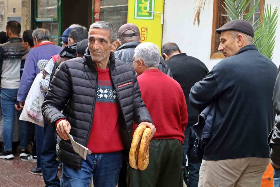 Antalya’da ‘gizli Hayırlı’ Pide Kuyruğu