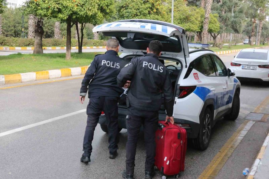 Nijeryalı Vatandaşın Unuttuğu Valiz Polisi Alarma Geçirdi