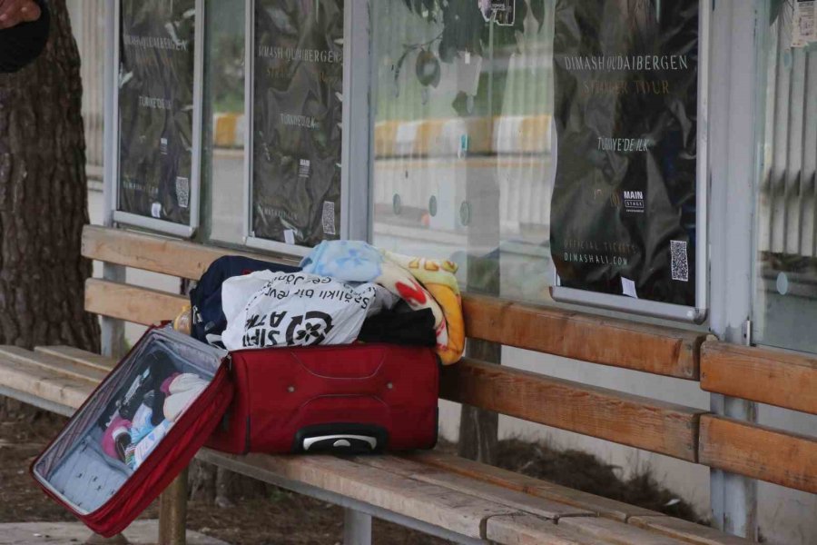 Nijeryalı Vatandaşın Unuttuğu Valiz Polisi Alarma Geçirdi