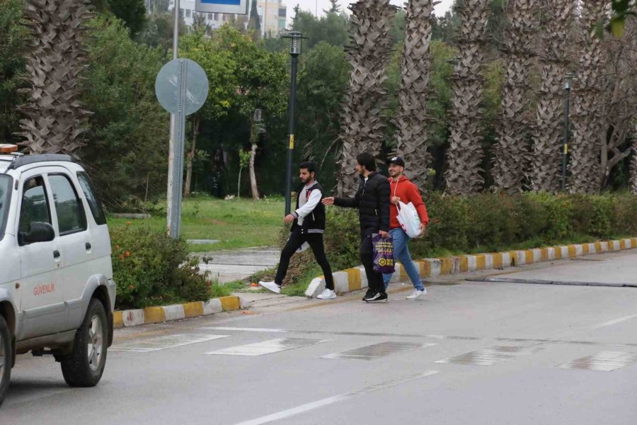 Nijeryalı Vatandaşın Unuttuğu Valiz Polisi Alarma Geçirdi