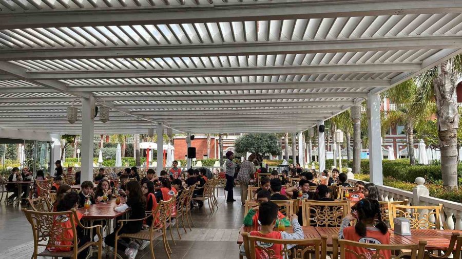 Depremzede Öğrenciler Gönüllerince Bir Gün Geçirdi