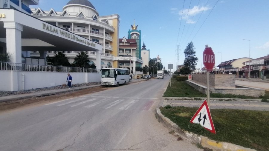 Antalya’da Otomobilin Kadına Çarptığı Anlar Güvenlik Kamerasına Yansıdı
