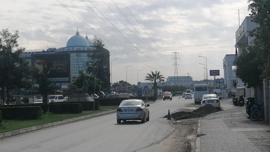 Antalya’da Otomobilin Kadına Çarptığı Anlar Güvenlik Kamerasına Yansıdı
