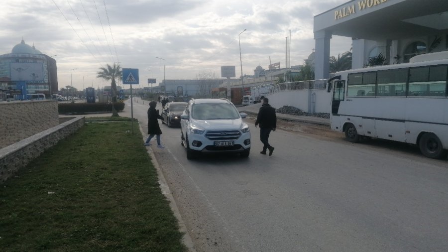 Antalya’da Otomobilin Kadına Çarptığı Anlar Güvenlik Kamerasına Yansıdı