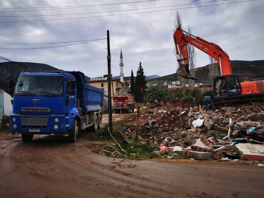 Depremzedelerin İftar Ve Sahurda Su İhtiyaçlarını ’ateş Savaşçıları’ Karşılıyor