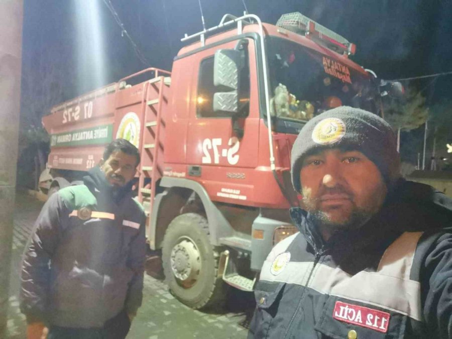 Depremzedelerin İftar Ve Sahurda Su İhtiyaçlarını ’ateş Savaşçıları’ Karşılıyor