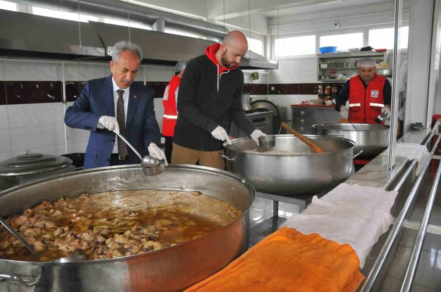 Akşehir’de Günlük 2 Bin 250 Kişiye İftar Yemeği
