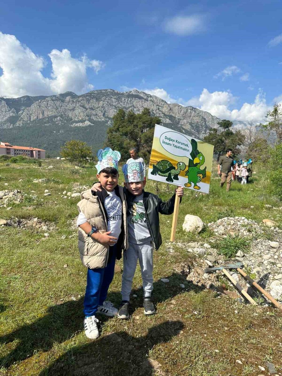 Kemer’de Minikler Fidanları Toprakla Buluşturdu