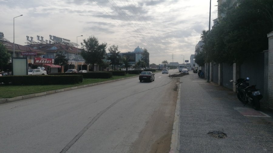 Antalya’da Otomobilin Kadına Çarptığı Anlar Güvenlik Kamerasına Yansıdı