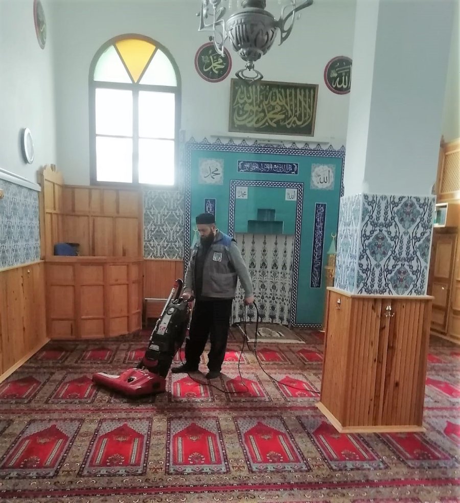 Melikgazi Belediyesi Ramazan Ayına Özel Camilerde Gül Suyuyla Temizlik Yaptı
