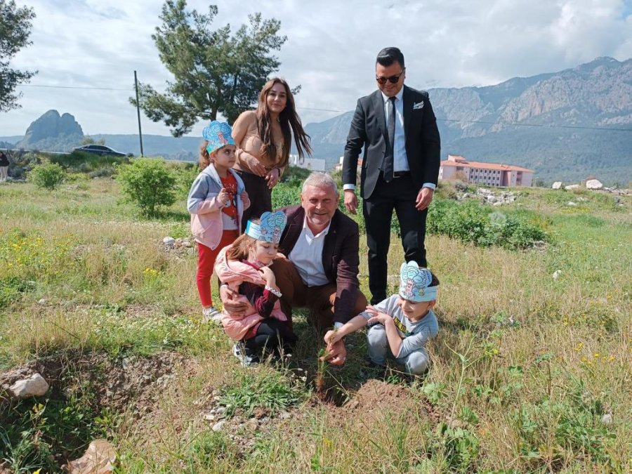 Kemer’de Minikler Fidanları Toprakla Buluşturdu