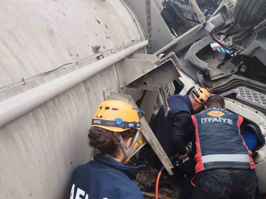 Niğde’de Lpg Tankeri Devrildi: 1 Ölü