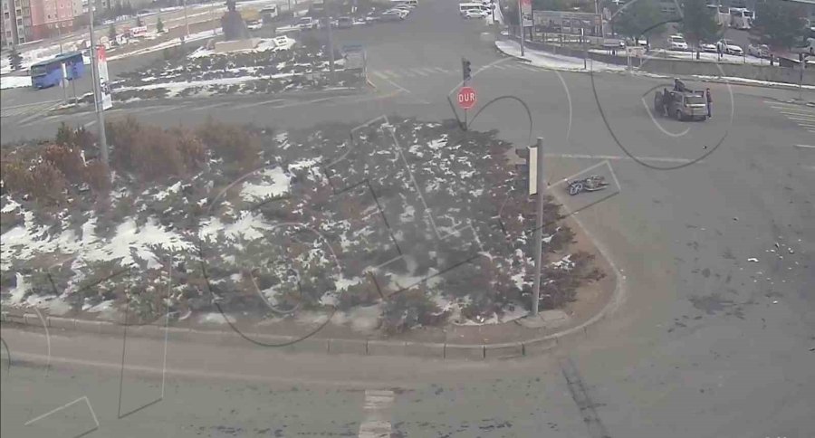 Motosiklet Sürücüsü Kendisine Çarpan Otomobilin Tavanına Düştü