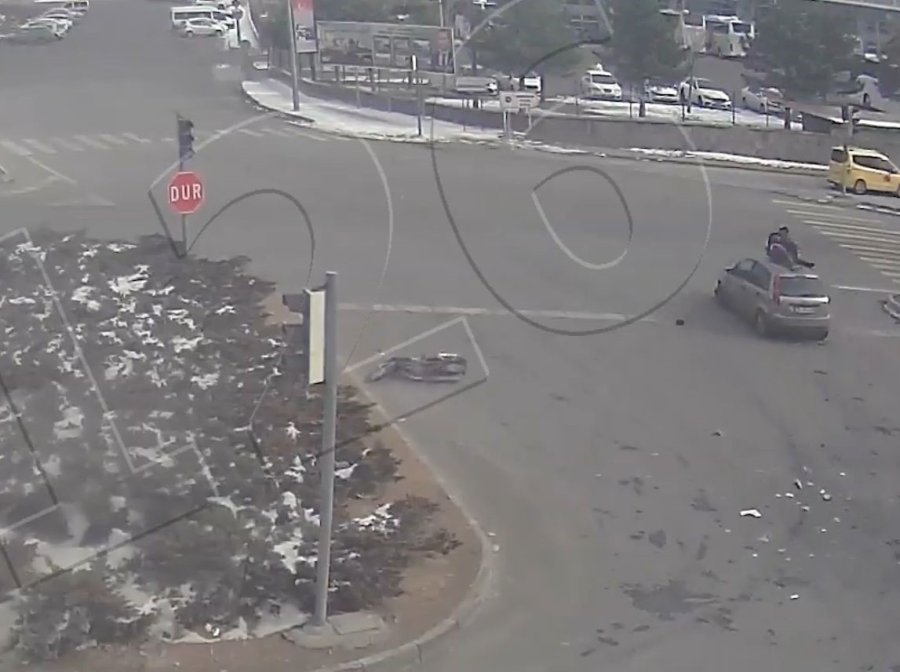 Motosiklet Sürücüsü Kendisine Çarpan Otomobilin Tavanına Düştü