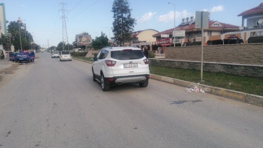 Antalya’da Otomobilin Kadına Çarptığı Anlar Güvenlik Kamerasına Yansıdı