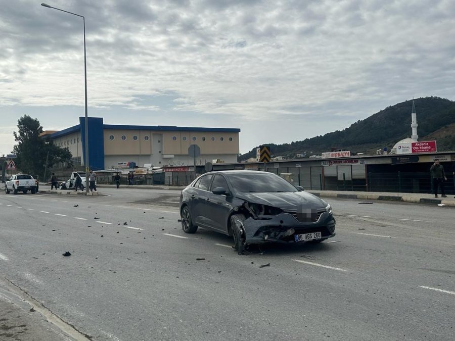 Gazipaşa’da İki Otomobil Çarpıştı: 2 Yaralı