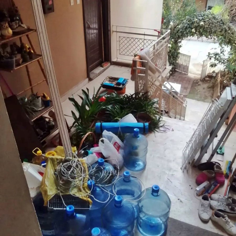 E-devlet’ten Gelen İhtarı Kontrol Etmedi, Ailesi Ve Eşyalarıyla Birlikte Evden Çıkartıldı