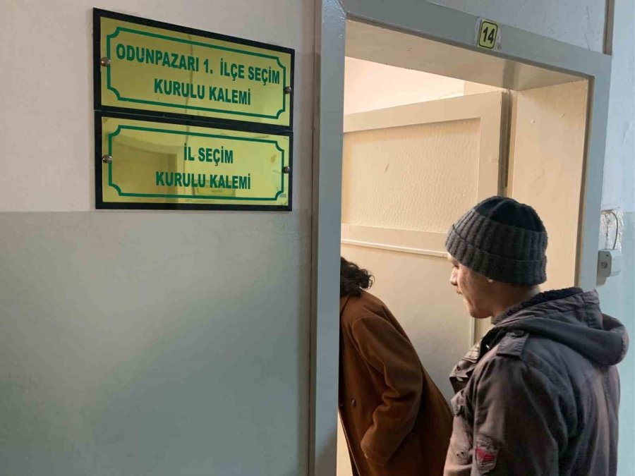 Eskişehir’de Seçim Kurullarında İmza Yarışı Sürüyor