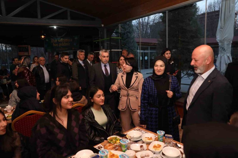 Çolakbayrakdar Çifti, İftarı Depremzede Öğrenciler Ve Aileleriyle Açtı