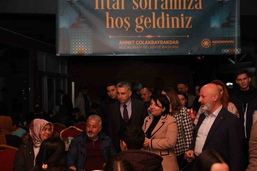 Çolakbayrakdar Çifti, İftarı Depremzede Öğrenciler Ve Aileleriyle Açtı